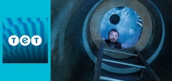 Будинок з годинником у стінах