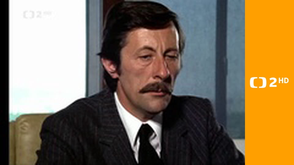 Velký blondýn s černou botou