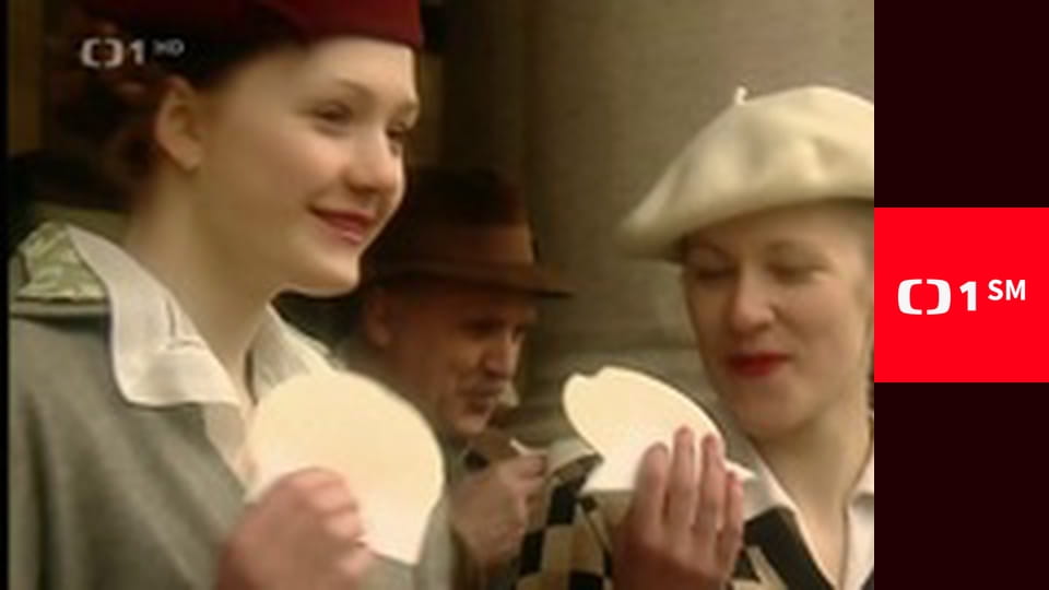 Devatenáct klavírů