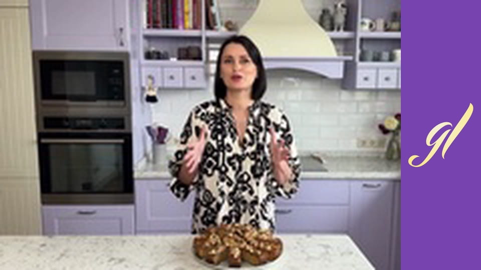 БАНАНОВЫЙ ПИРОГ С КАРАМЕЛЬНЫМ СОУСОМ И ОРЕХАМИ