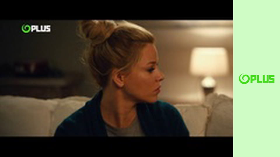 Na ulici po opici v žltých šatách