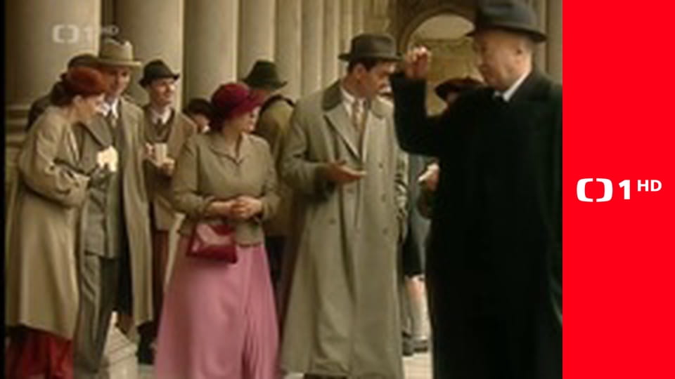 Devatenáct klavírů