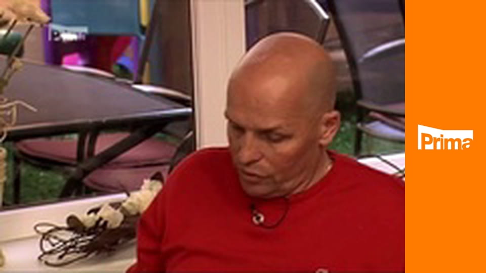 Policie v akci - Provalená nevěra / Místo cigarety vytáhl nůž / Blikající světlo