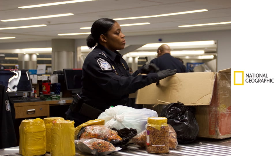 Поймать контрабандиста: Аэропорт Кеннеди S1E3 - Подозрительные чемоданы