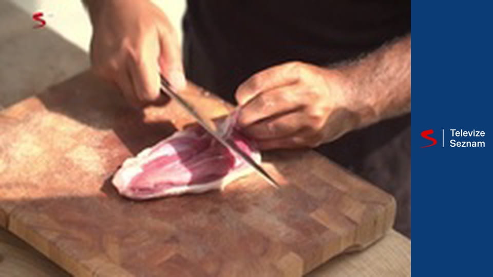 Ve dvou se to lépe vaří (recepty) - Kachní prso se zauzenou bramborovou kaší a flambovanými blumy / Sametové čokoládové brownies s kandovaným pomerančem