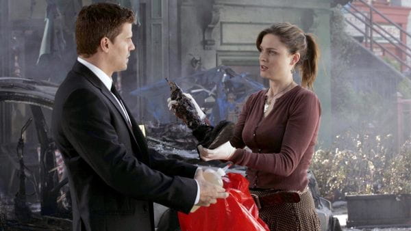 Кости (2005) – 1 сезон 2 серия