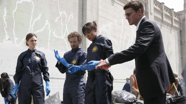 Bones (2005) – 2 season 3 episode