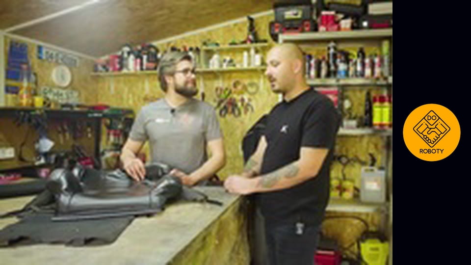 Naprawa zniszczonych foteli - PRACA TAPICERA SAMOCHODOWEGO