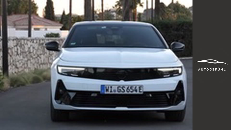 Astra hot hatch! Opel / Vauxhall Astra GSe driving REVIEW