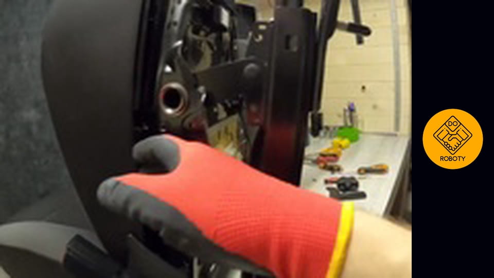 Naprawa zniszczonych foteli - PRACA TAPICERA SAMOCHODOWEGO