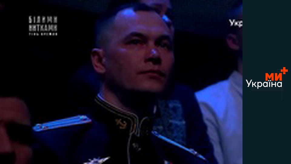 Білими нитками.