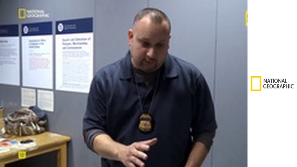 Поймать контрабандиста: Аэропорт Кеннеди S1E2 - Куртки с кокаином