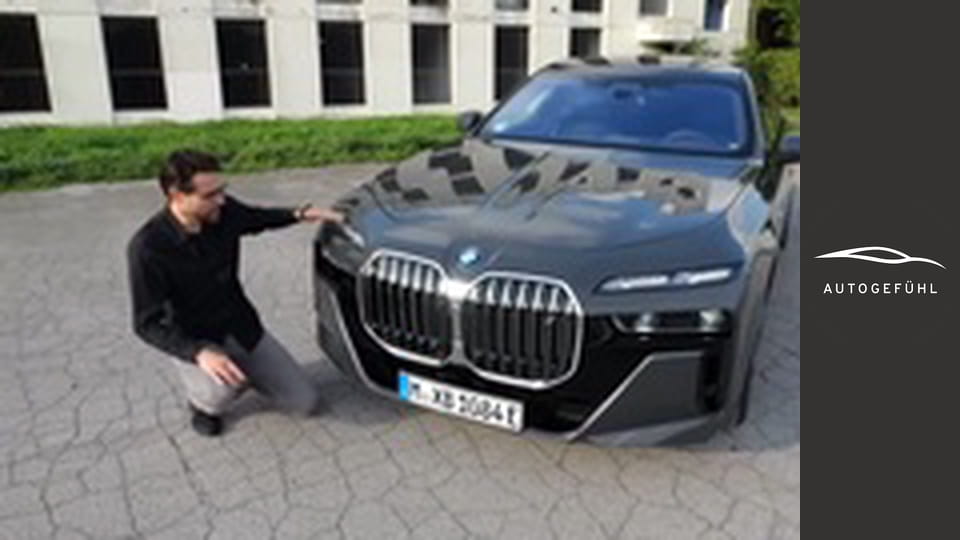 BMW i7 taken on the German Autobahn REVIEW