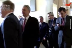 Білими нитками.